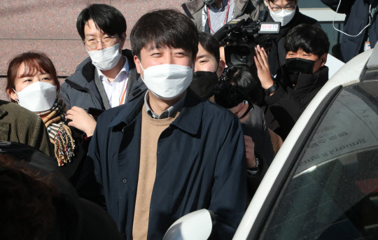 이준석 국민의힘 대표가 31일 서울 마포구의 한 음식점에서 김종인 총괄선대위원장과 오찬 회동을 마친 뒤 자리를 나서며 취재진의 질문에 답변하고 있다. 연합뉴스